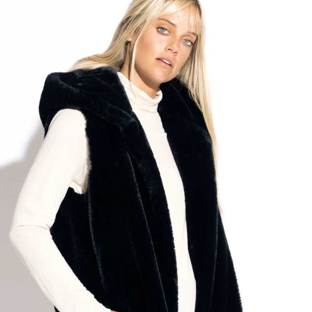 Capote Lola Hooded Faux Fur Hooded Vest